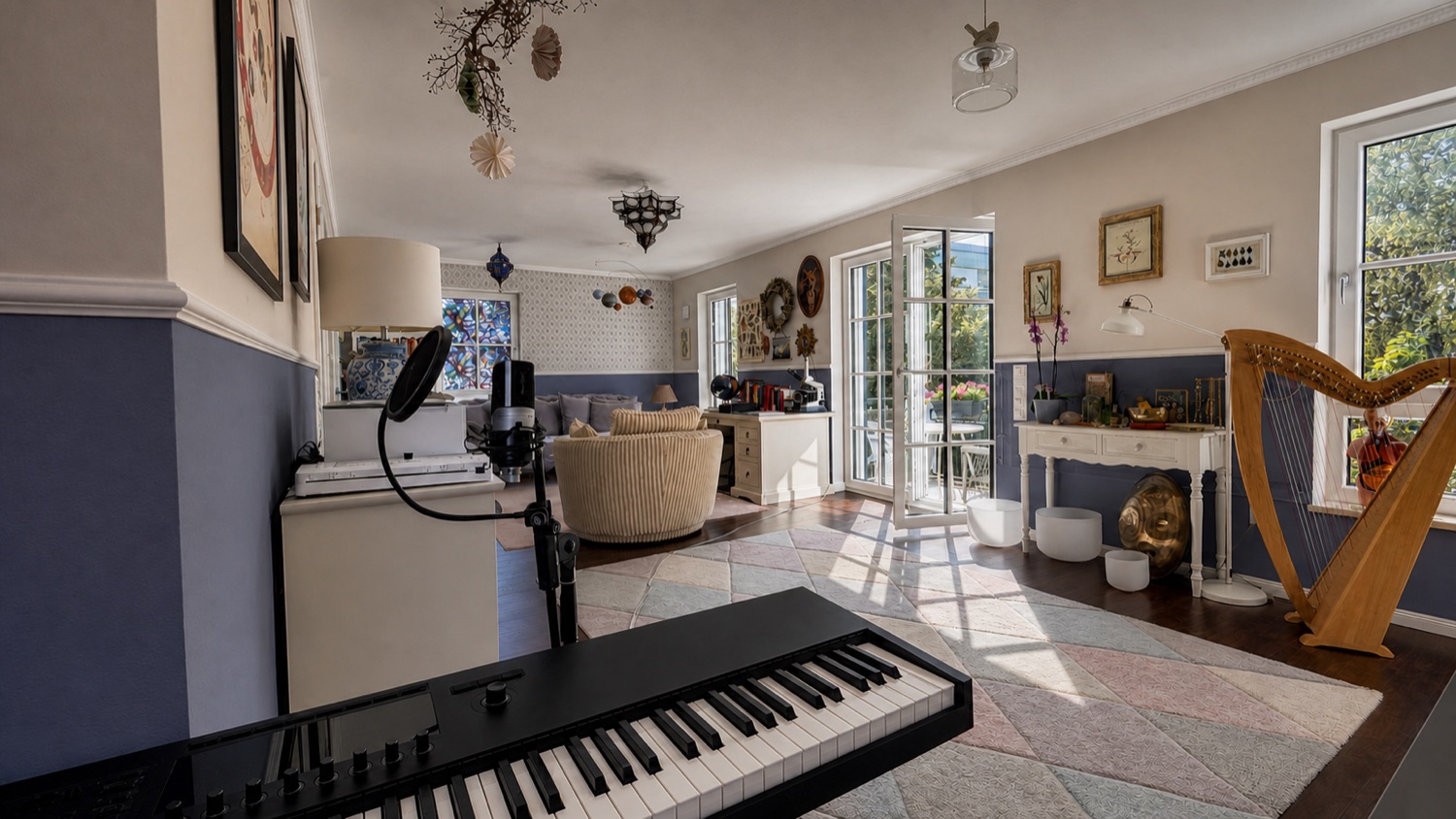 Klavier mit Mikrofon, dahinter der helle Wohnraum mit Harfe